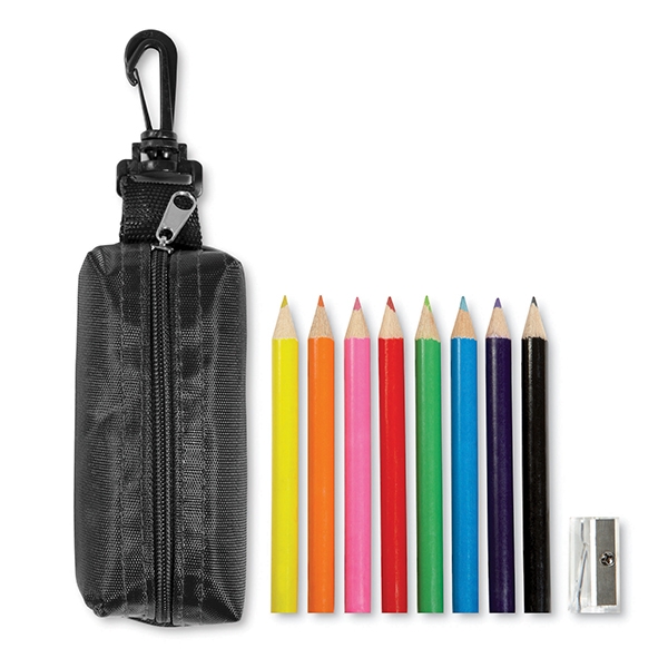 8 colourig pencils ● sharpener in a pouch ● carabiner on the hook.